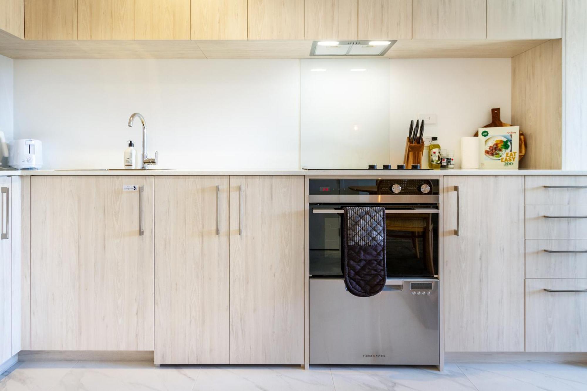 Downtown Delight: Studio At 8 Wilmer With Backyard Christchurch Eksteriør bilde