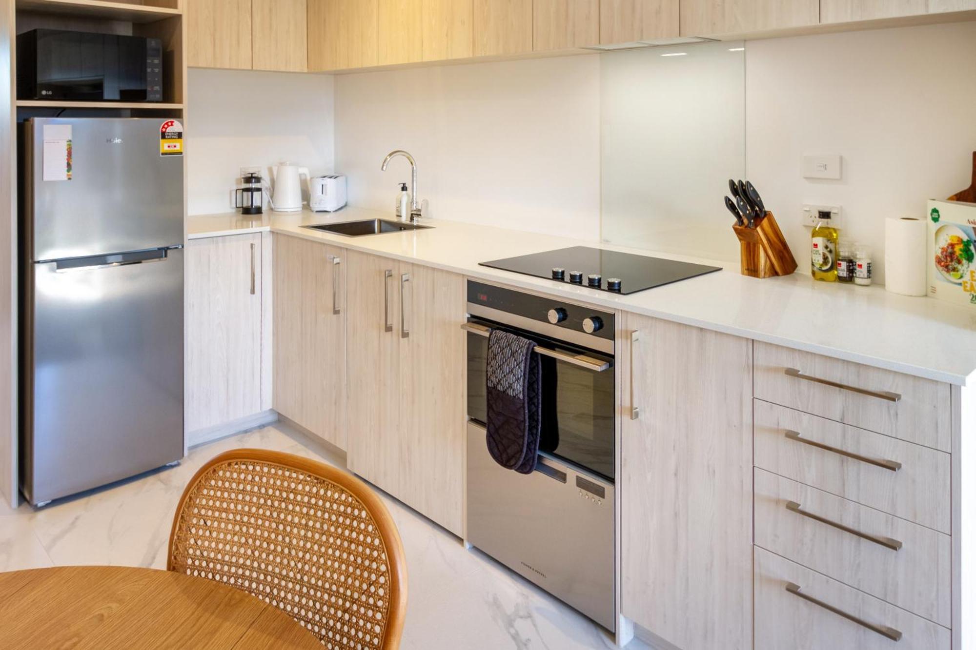 Downtown Delight: Studio At 8 Wilmer With Backyard Christchurch Eksteriør bilde