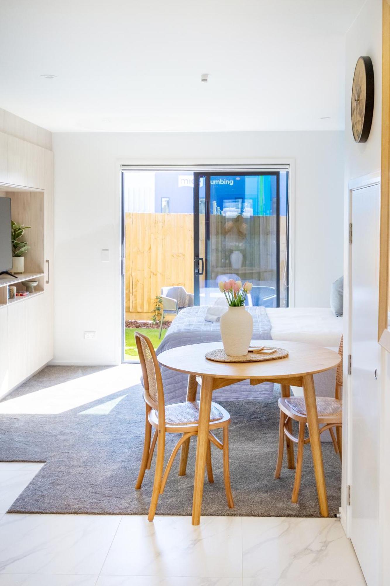 Downtown Delight: Studio At 8 Wilmer With Backyard Christchurch Eksteriør bilde